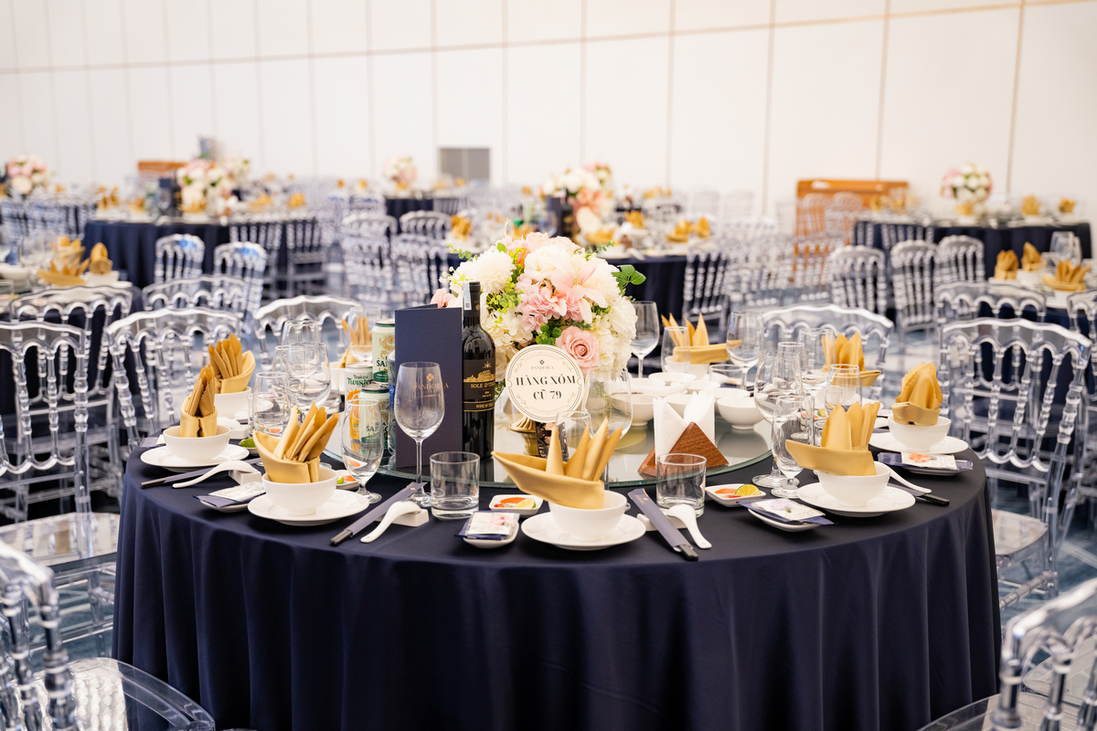 Trang trí bàn tiệc cưới sang trọng
